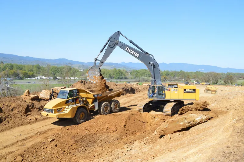 Excavadora cargando volqueta